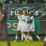 Águilas vuela alto sobre Sultanes