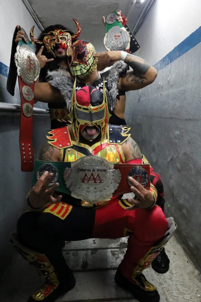 Retiene Psycho Clown el Campeonato de Peso Completo EMW